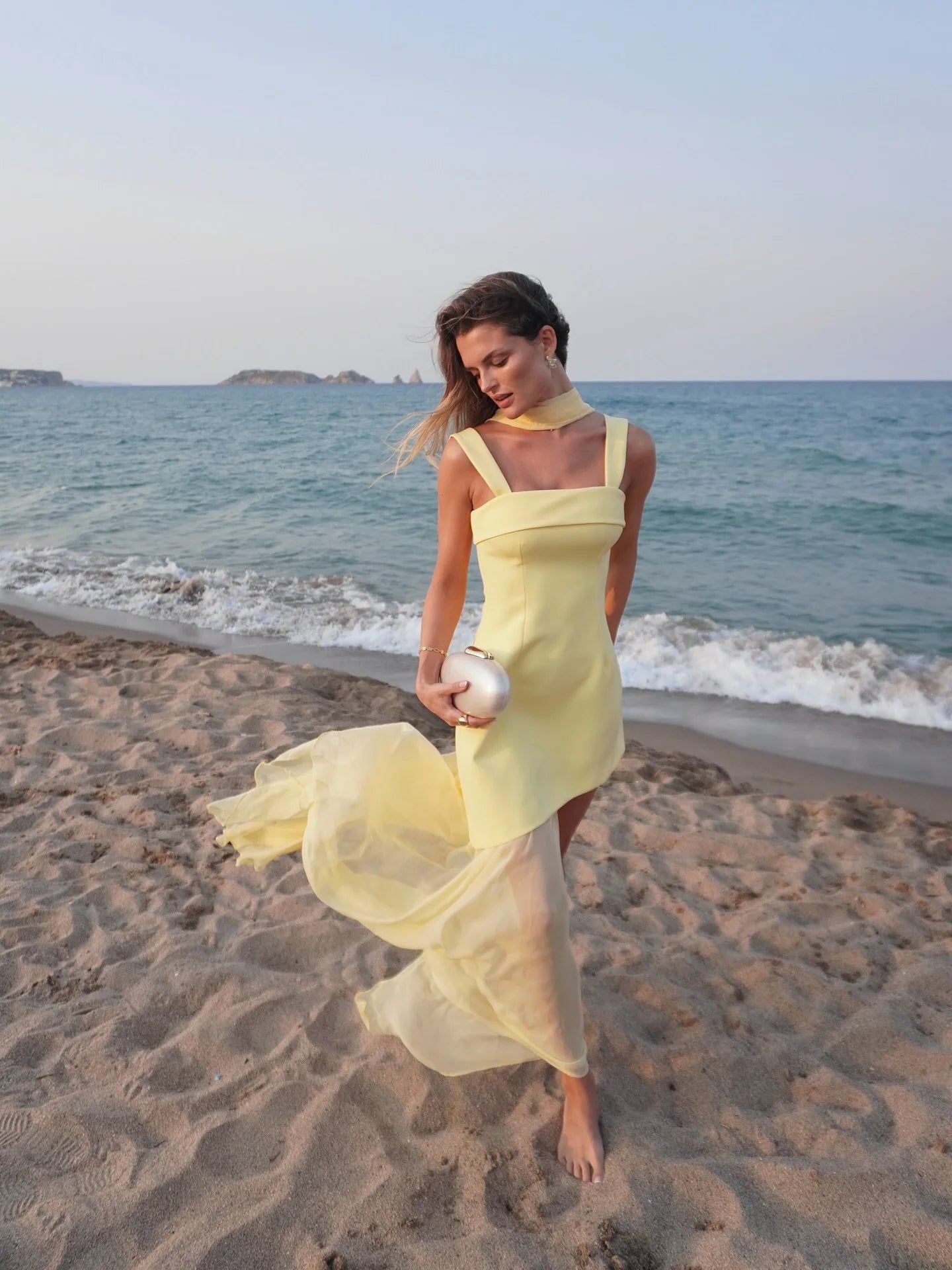 Vestido Riviera Midi Asimétrico Hombros Descubiertos Elegante Minimalista (4)